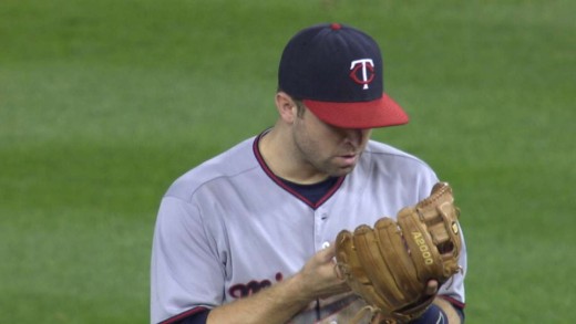 Brian Dozier has a conversation with his glove