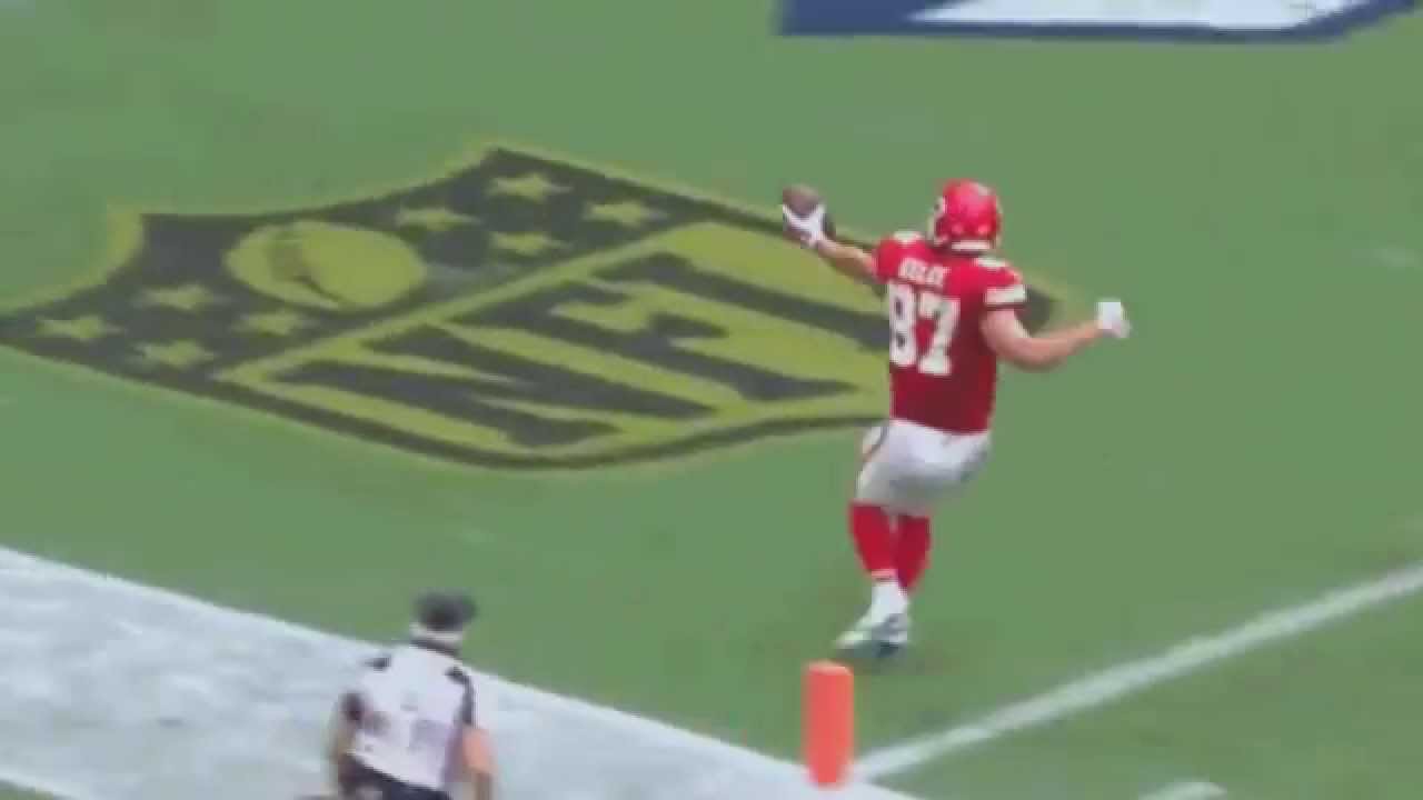 Chiefs TE Travis Kelce celebrates TD with perfect wind up punch