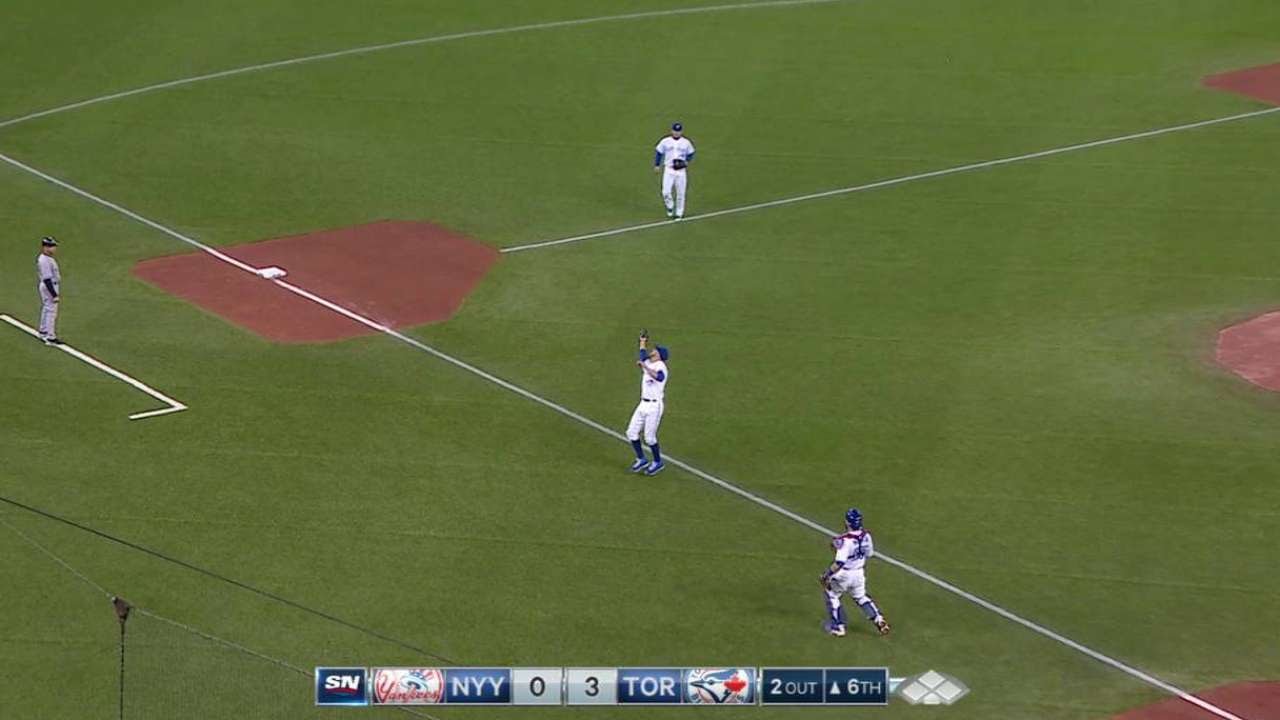 David Price catches high popup & jokes with Blue Jays for not making the play