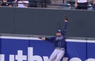 Kevin Kiermaier leaps to rob Manny Machado of a home run