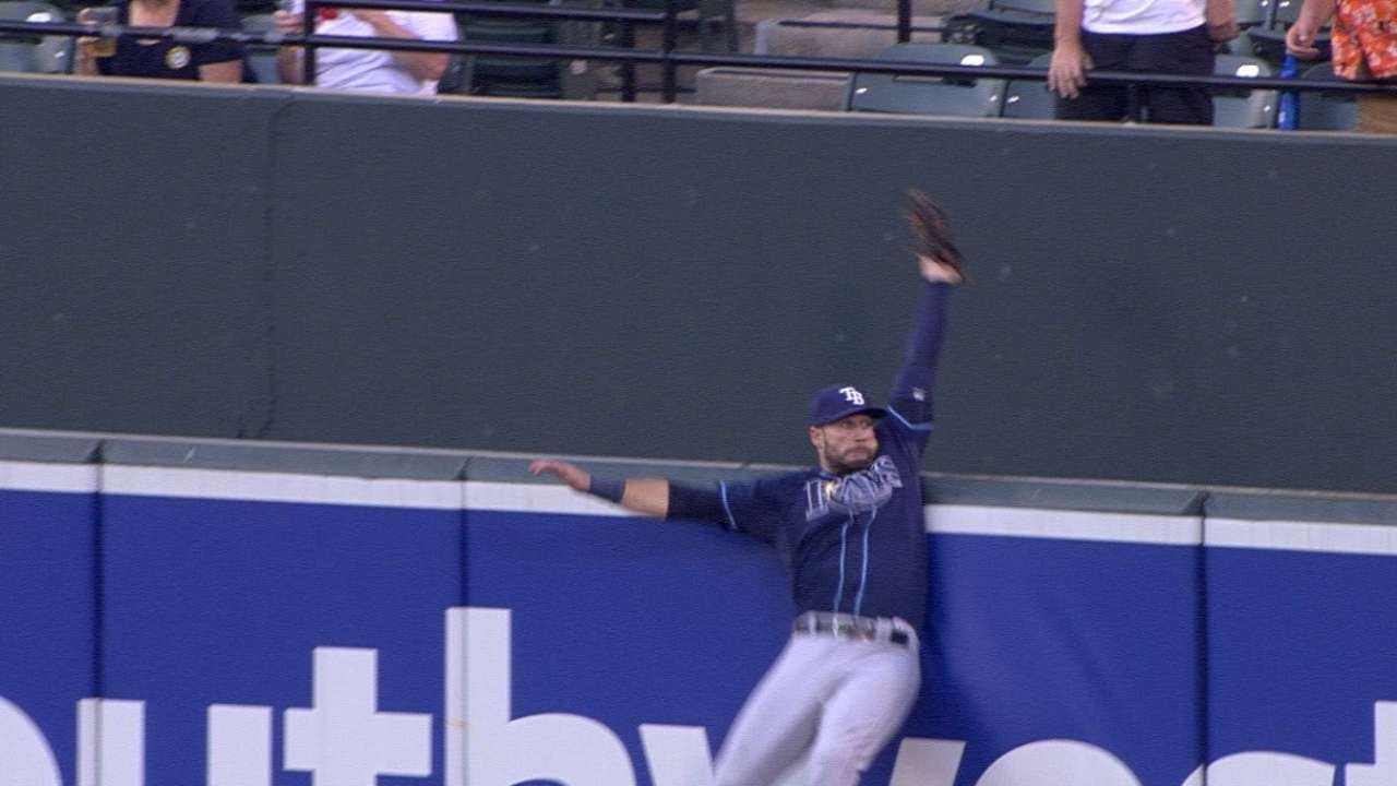 Kevin Kiermaier leaps to rob Manny Machado of a home run