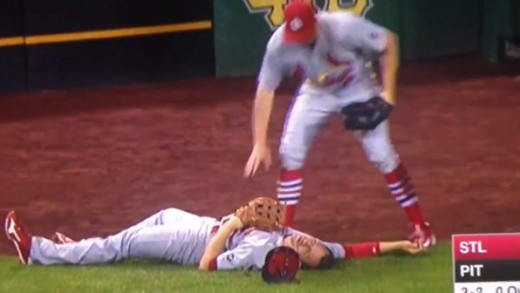 Cardinals OF Stephen Piscotty knocked out after brutal collision