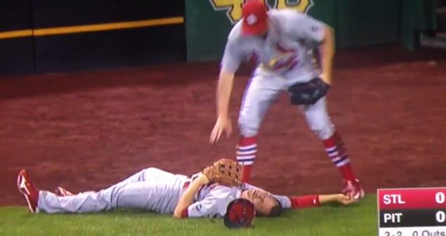 Cardinals OF Stephen Piscotty knocked out after brutal collision
