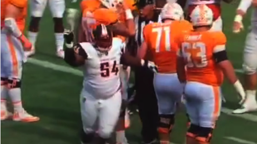 Bowling Green defensive lineman loses his shoe & plays dead to stop the clock