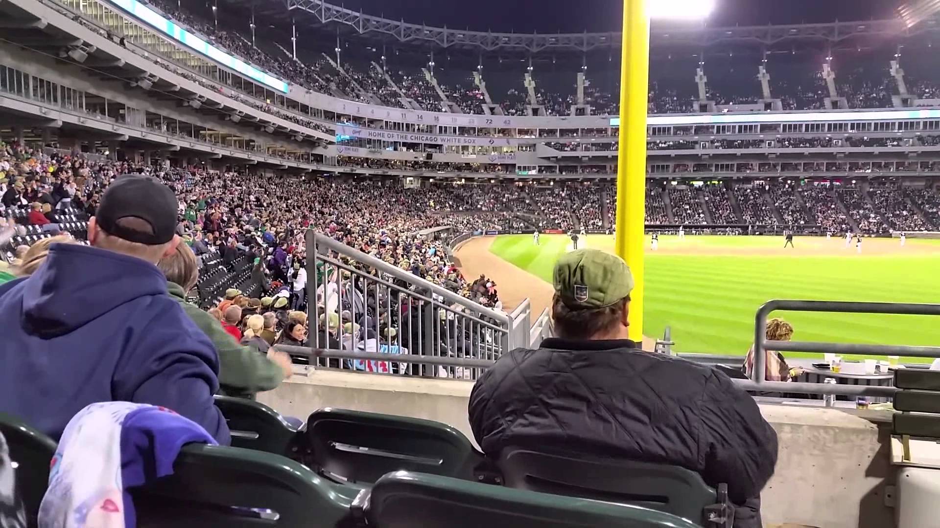 White Sox fan throws up the middle finger when the wave comes around