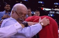 Courtside fan joyfully grabs Ramon Sessions’ butt