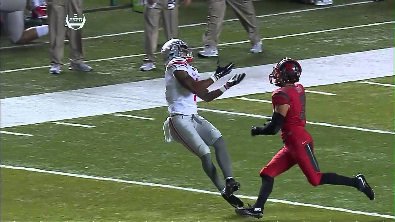 Braxton Miller makes spectacular grab after ball hits his legs