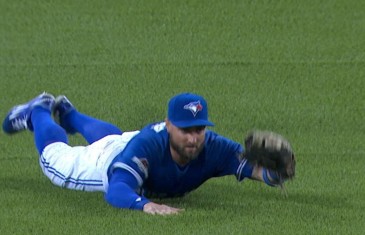 Kevin Pillar makes unreal diving catch to rob Josh Hamilton