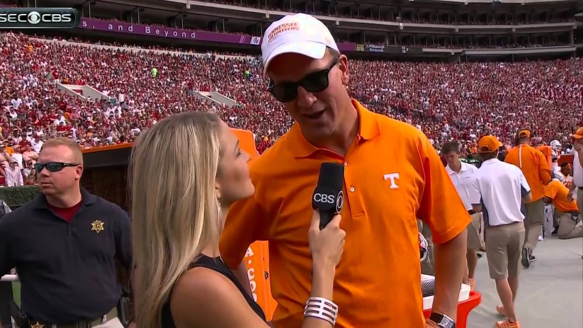 Peyton Manning cheers on his Tennessee Volunteers