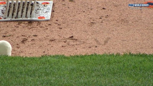 Edinson Volquez draws father’s initials on the mound