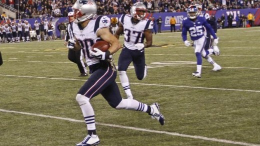 Danny Amendola misses sure touchdown after being tripped up by teammate