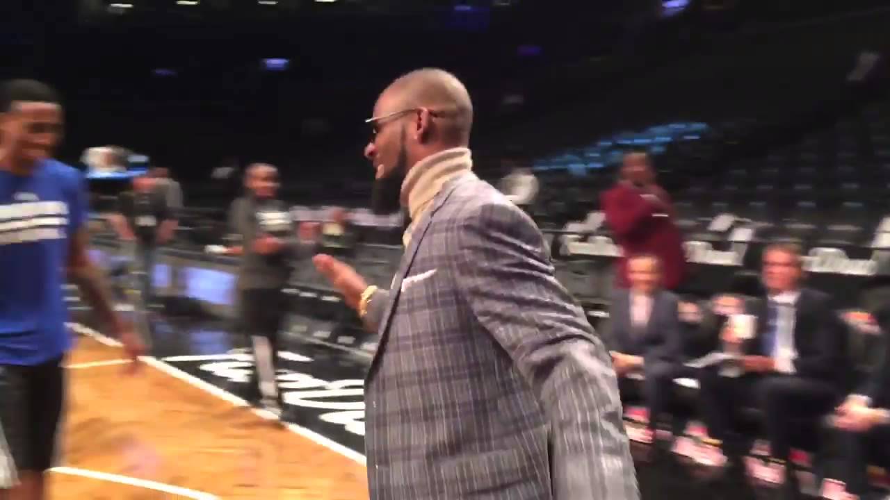 R. Kelly hits a 3-pointer with a cigar in his mouth