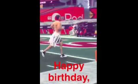 Carson Palmer loses QB bet & jogs shirtless on the field