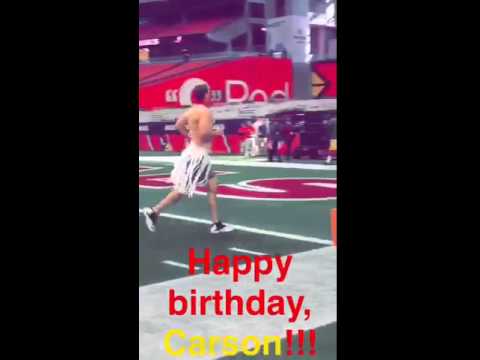 Carson Palmer loses QB bet & jogs shirtless on the field