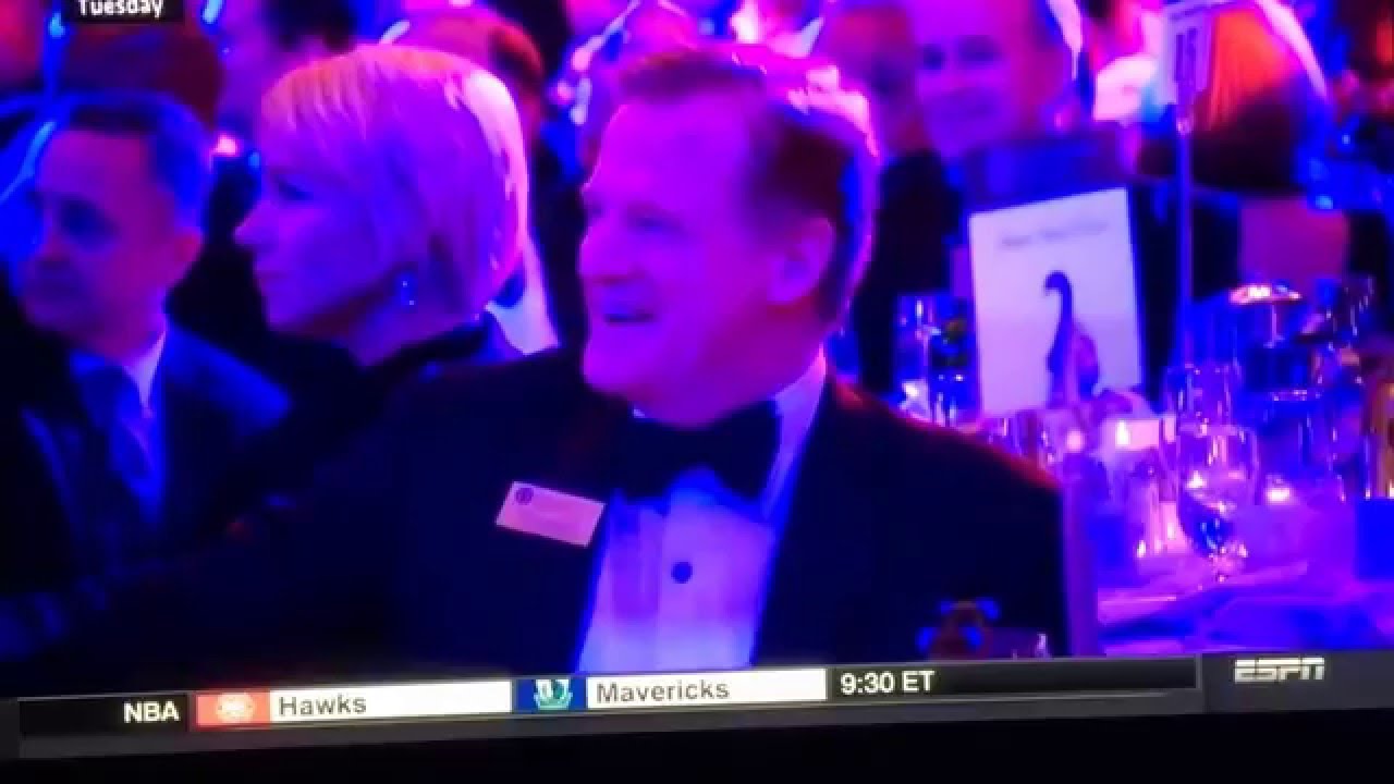 Roger Staubach makes a concussion joke in front of Roger Goodell