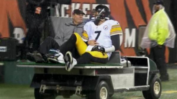 Bengals fans throw beer cans at Ben Roethlisberger while being carted off