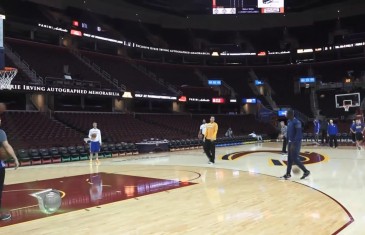 Steve Kerr hits half court shot with one hand