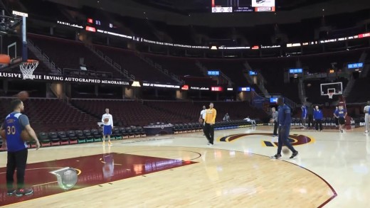 Steve Kerr hits half court shot with one hand