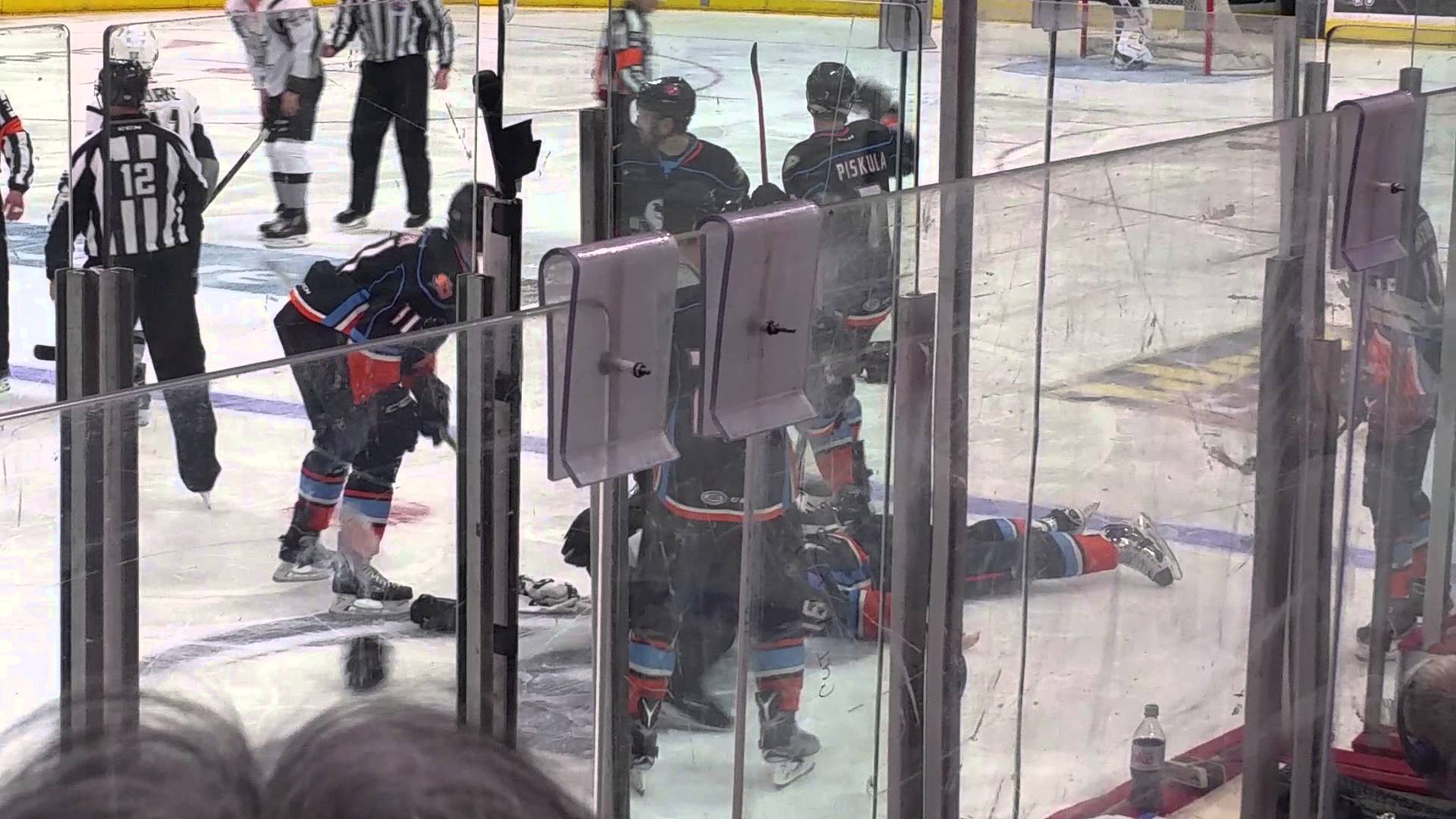 AHL player gets knocked out cold in hockey fight