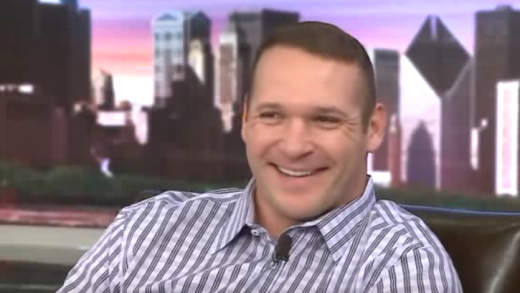 Former Bears linebacker Brian Urlacher shows off new hair