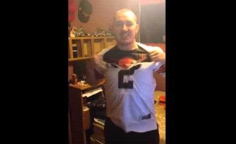 Cleveland Browns fan rips his Johnny Manziel jersey