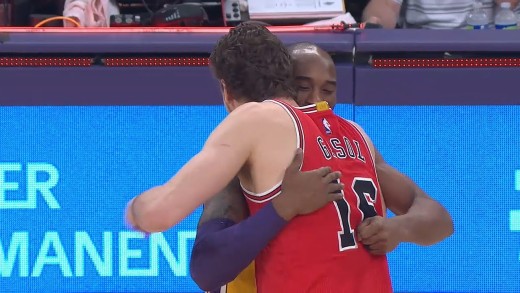 Kobe Bryant & Pau Gasol hug it out before Bulls vs. Lakers tip