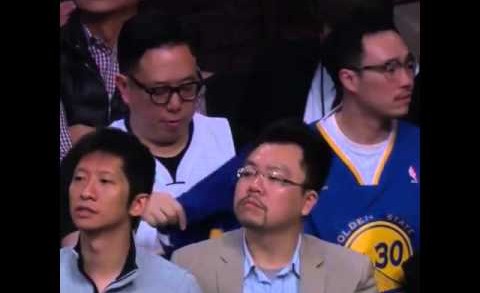 Lakers fan switches sides to the Warriors mid-game!