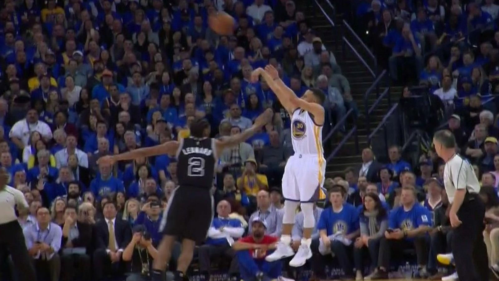 Steph Curry fakes out Kawhi Leonard & buries the 3-pointer