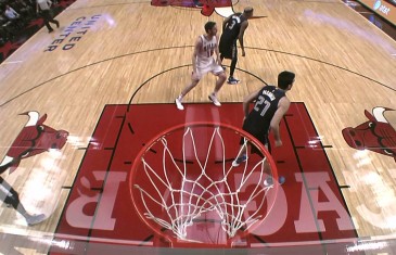 Pau Gasol with a beautiful pass to Derrick Rose
