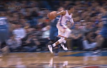 Russell Westbrook with a beautiful no look pass