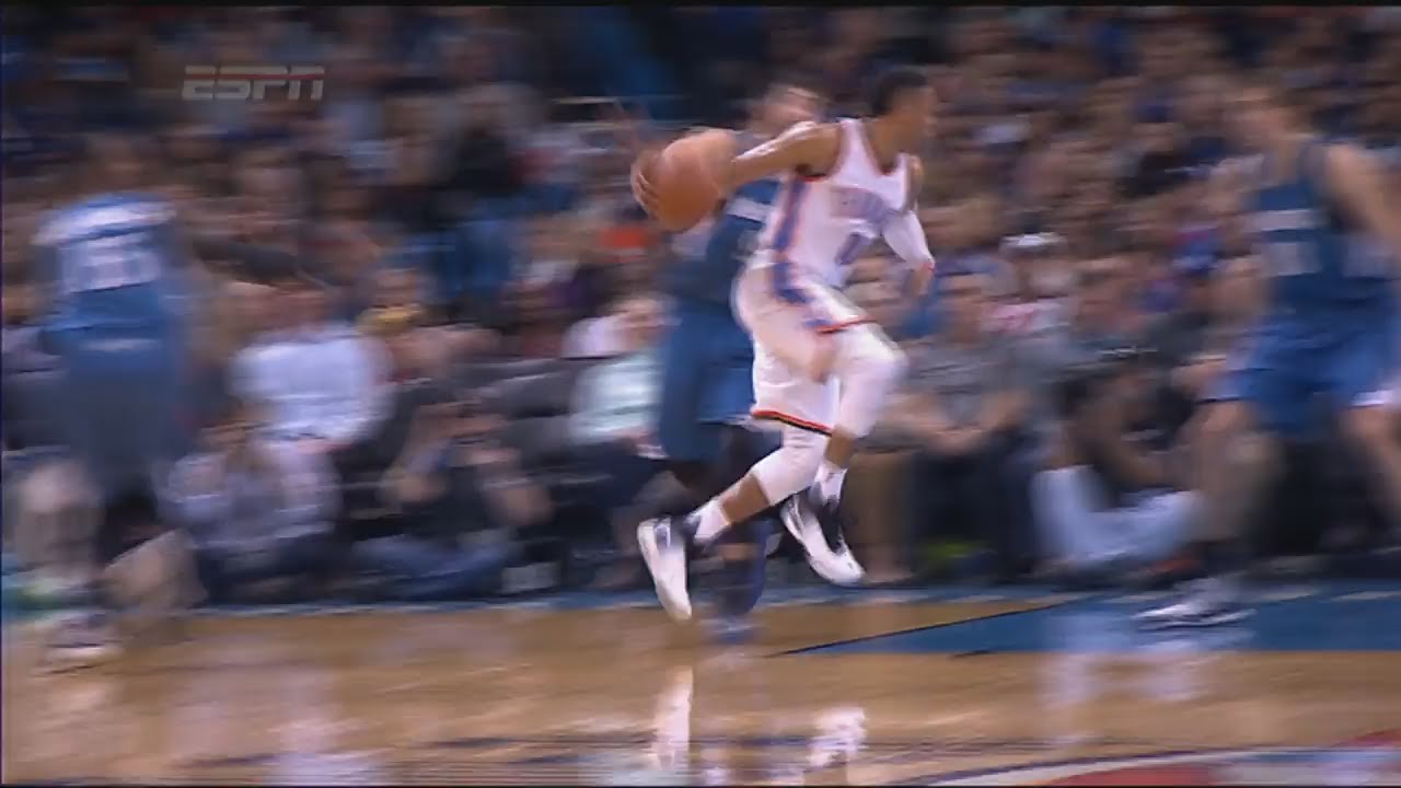 Russell Westbrook with a beautiful no look pass