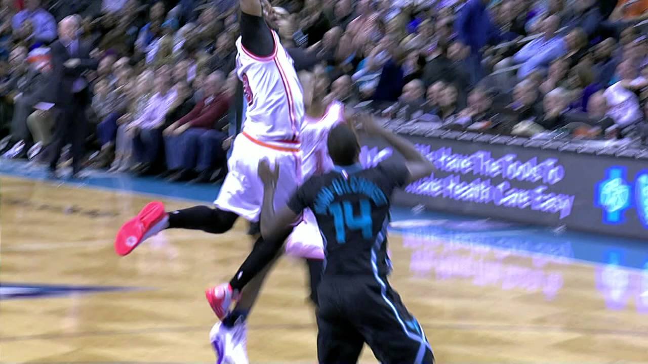 Dwyane Wade with the massive throwdown on the Hornets