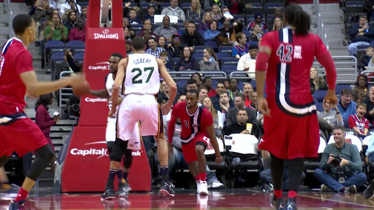 John Wall goes behind the back for a beautiful lay up