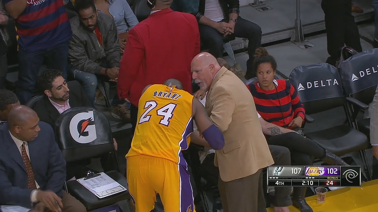 Kobe Bryant gets his finger popped back into place