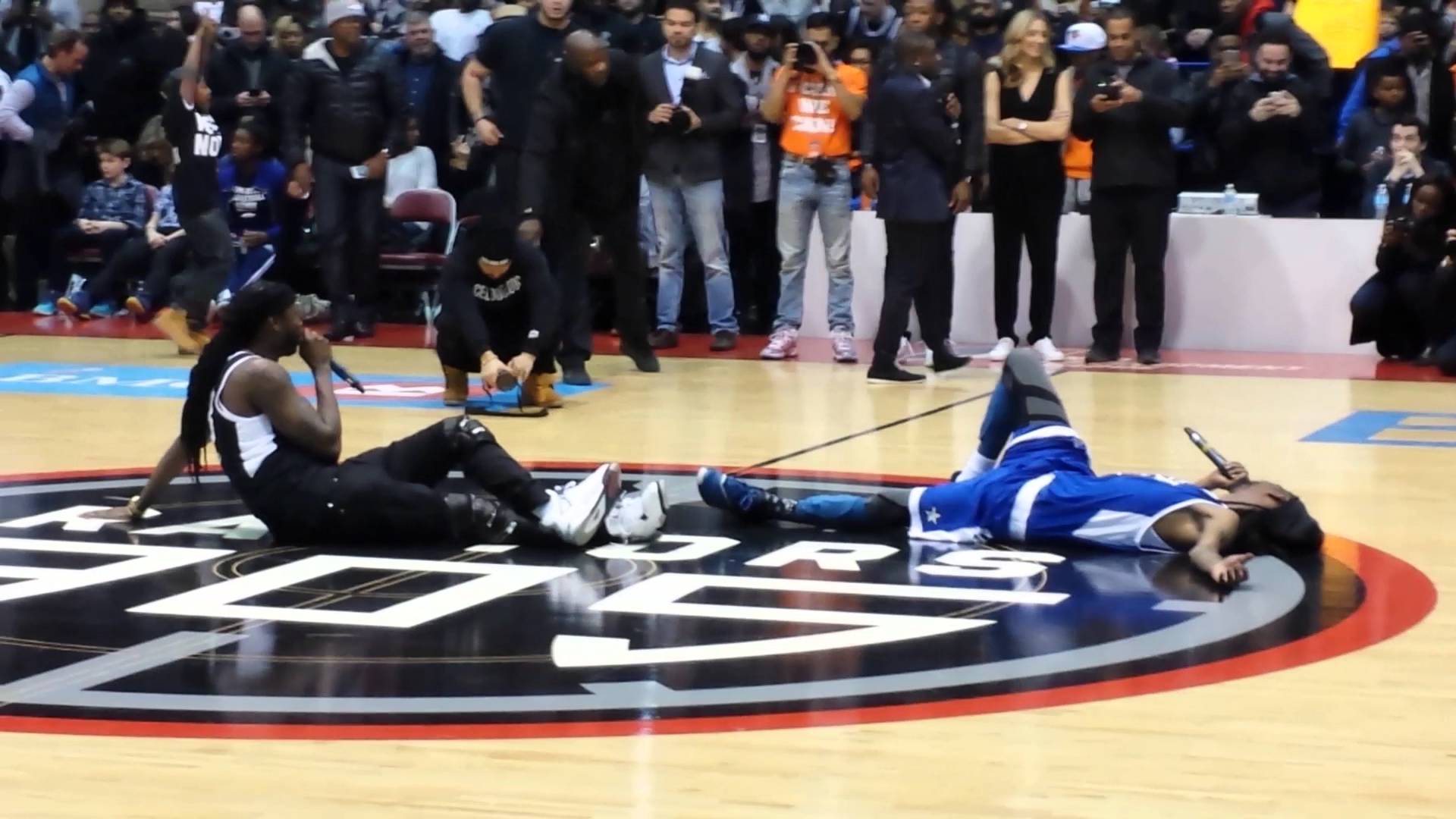 Snoop Dogg & 2 Chainz took a center court rest mid-game for scoreboard controversy