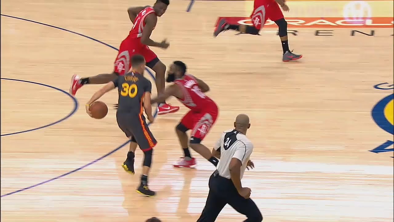 Steph Curry with the unreal behind the back pass