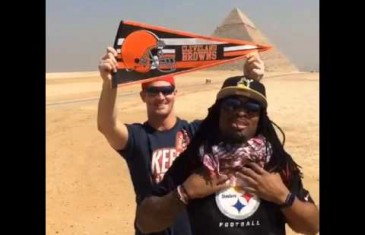 DeAngelo Williams gets photo bomed in Egypt by Browns tight end