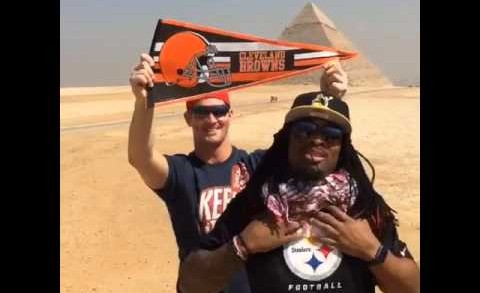 DeAngelo Williams gets photo bomed in Egypt by Browns tight end