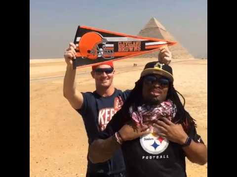 DeAngelo Williams gets photo bomed in Egypt by Browns tight end