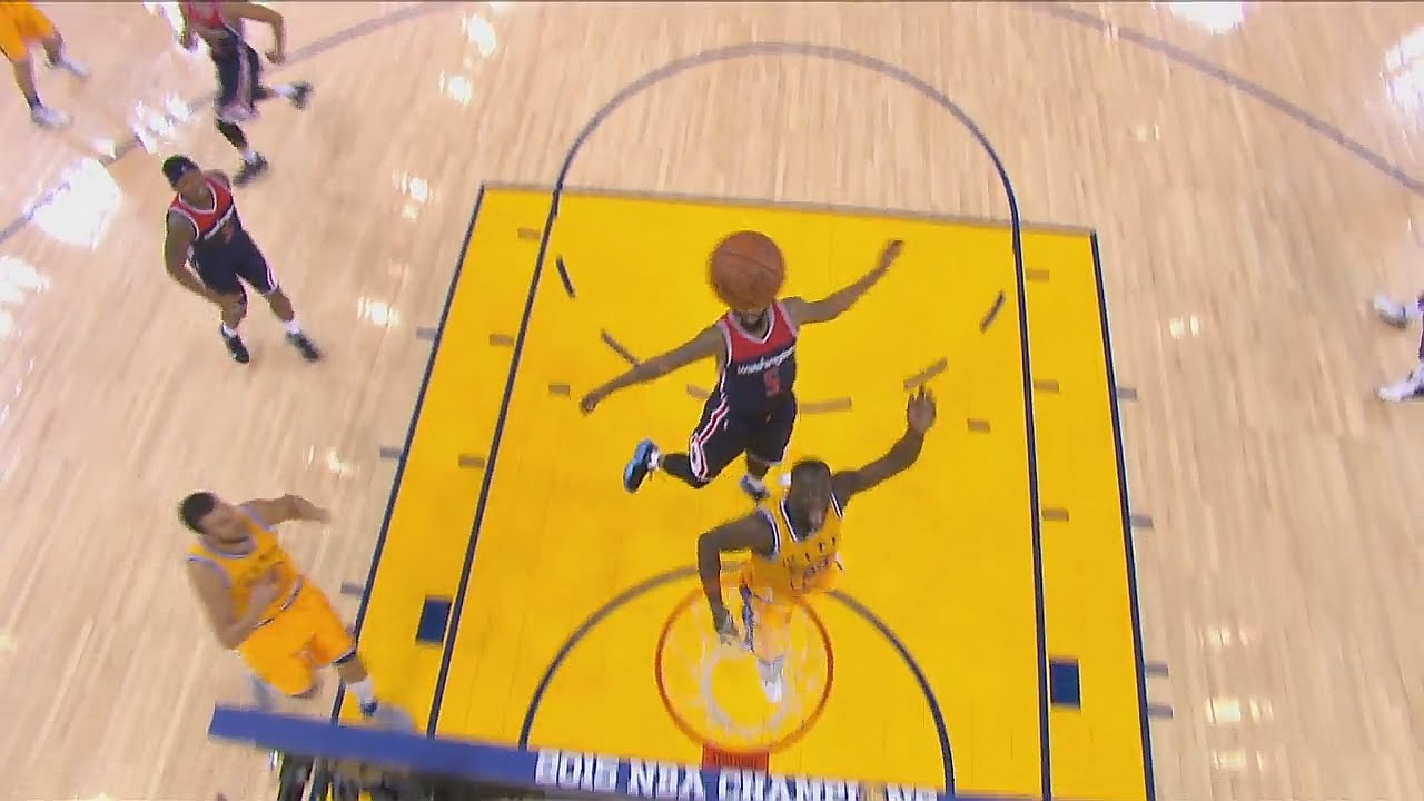 Draymond Green with the unqiue back board pass to Andrew Bogut
