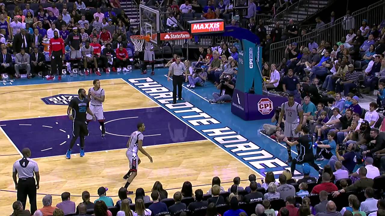 Jeremy Lin with a smart throw off of Dwight Howard play