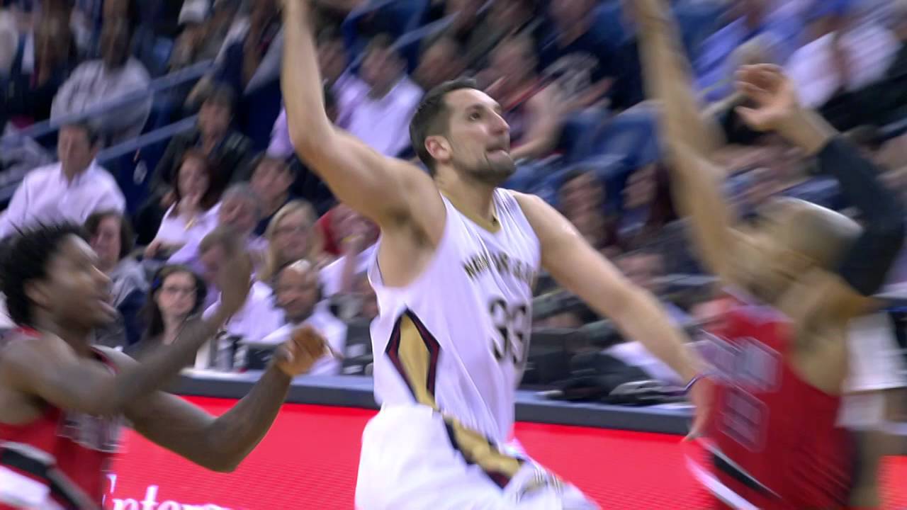 Ryan Anderson throws down the slam on Gerald Henderson