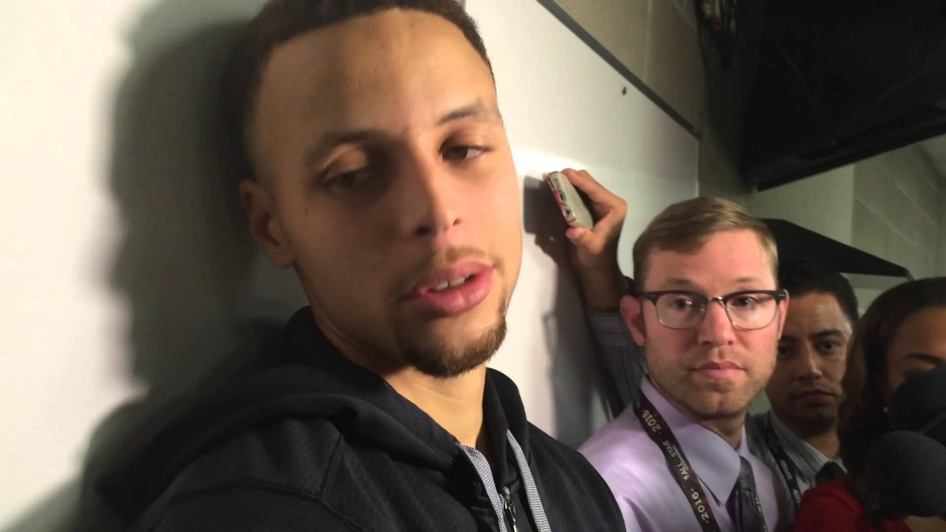 Steph Curry addresses autograph incident of fans falling