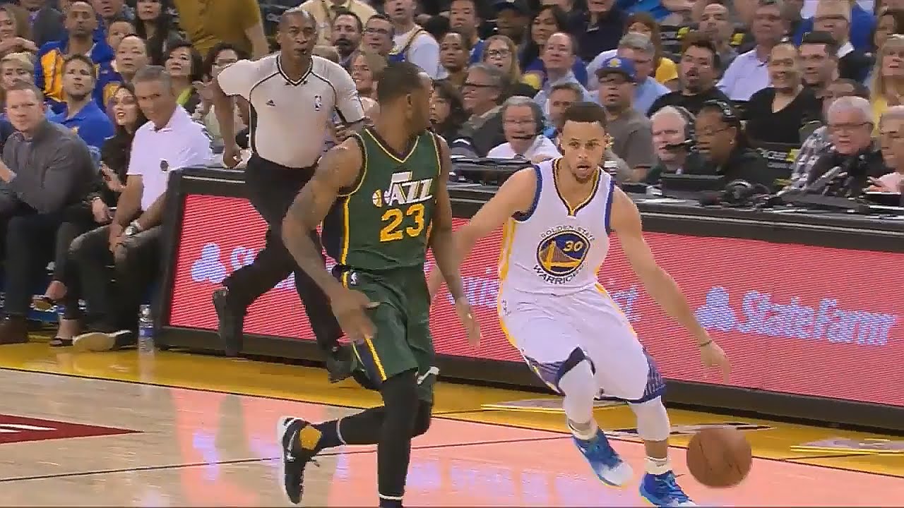 Stephen Curry with the unreal behind the back pass