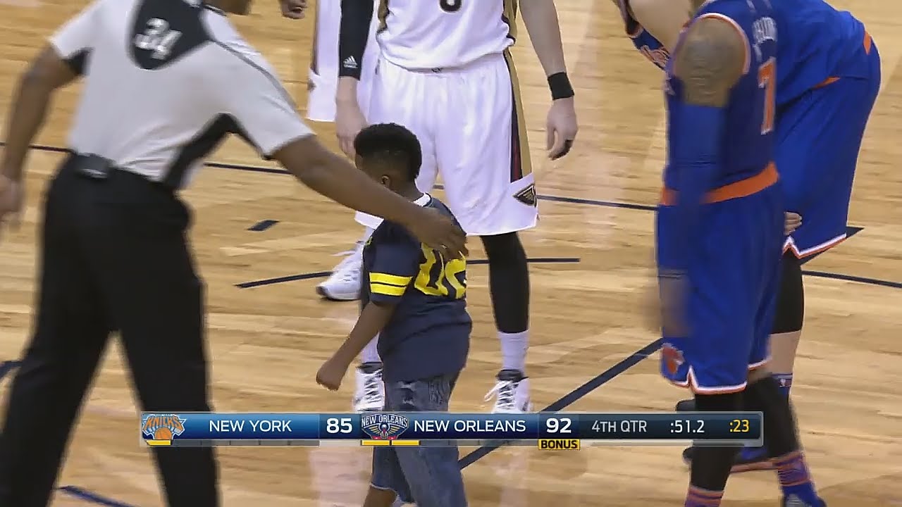 Young kid runs on the court to hug Carmelo Anthony