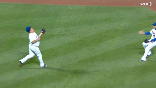 Back At It: Bartolo Colon makes circus catch & loses his hat