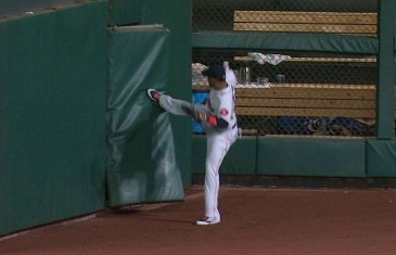 Carlos Gomez attempts to fix broken outfield fence