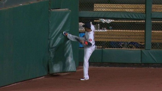 Carlos Gomez attempts to fix broken outfield fence