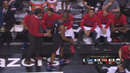 Chris Paul kicks bench after realizing he broke his hand