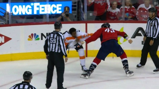 Flyers’ Wayne Simmonds drops the gloves with Caps’ Tom Wilson